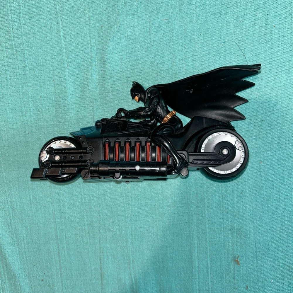 2005 Batman Begins DC Comics  Batcycle Figure